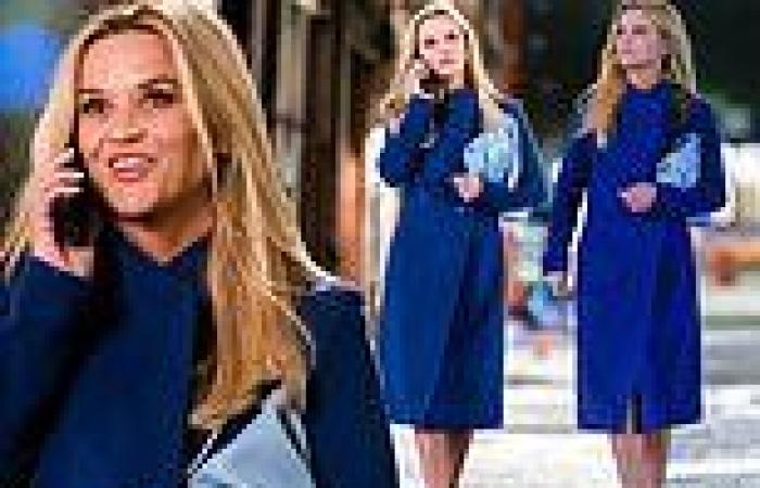 Wednesday 28 September 2022 05:23 PM Reese Witherspoon is stylishly chic in a blue coat as she films night scenes ... trends now