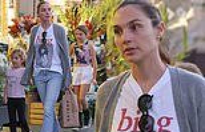 Friday 30 September 2022 05:59 AM Gal Gadot keeps it casual and comfy in  cardigan as she enjoys afternoon with ... trends now