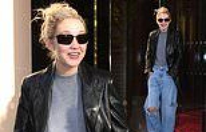 Saturday 1 October 2022 06:27 PM Gigi Hadid keeps casual in distressed jeans as she leaves her Paris hotel ... trends now
