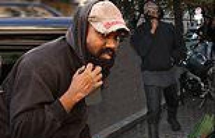 Saturday 1 October 2022 06:18 PM Kanye West hides his face as he arrives for Balenciaga fitting during Paris ... trends now
