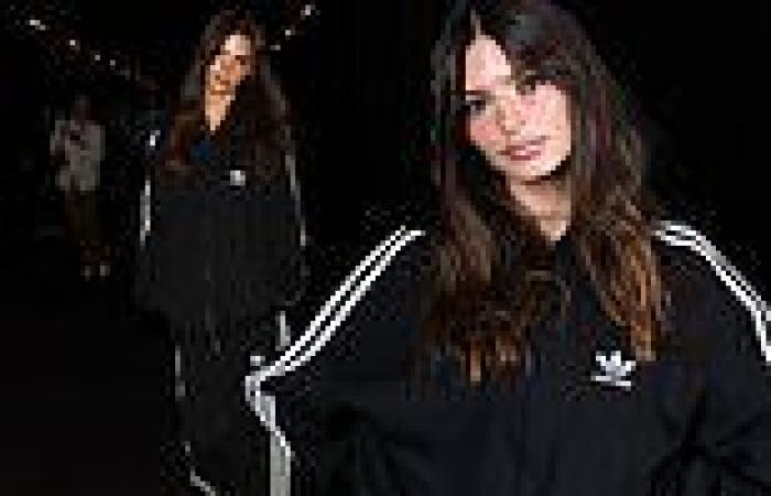 Sunday 2 October 2022 06:18 PM Emily Ratajkowski hits a fashion high note in black Balenciaga tracksuit at PFW trends now