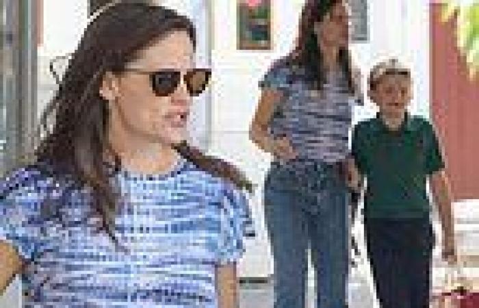 Wednesday 5 October 2022 07:03 AM Jennifer Garner dresses casually in a blue patterned shirt and blue jeans while ... trends now