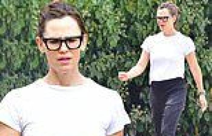 Friday 7 October 2022 05:25 PM Jennifer Garner, 50, looks youthful in nerd glasses trends now