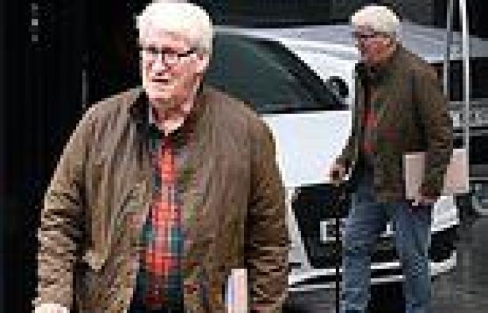 Friday 7 October 2022 03:46 PM Jeremy Paxman, 72, uses walking stick as he departs hotel - after breaking ribs ... trends now