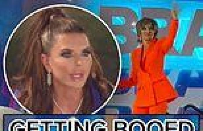 Friday 14 October 2022 10:58 PM Lisa Rinna flips off the crowd as she is BOOED at BravoCon following backlash ... trends now