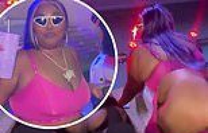 Monday 24 October 2022 09:46 AM Lizzo showcases curvaceous figure twerking in VERY revealing hot pink outfit at ... trends now