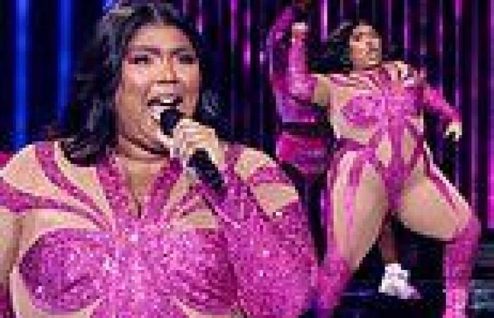 Saturday 19 November 2022 11:02 PM Lizzo wows in dazzling fuchsia bodysuit as she takes the Kia Forum by storm trends now