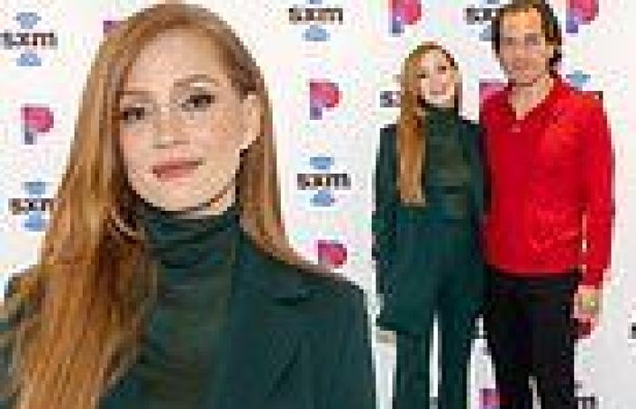 Tuesday 22 November 2022 12:32 AM Jessica Chastain poses with  George & Tammy co-star Michael Shannon in LA trends now