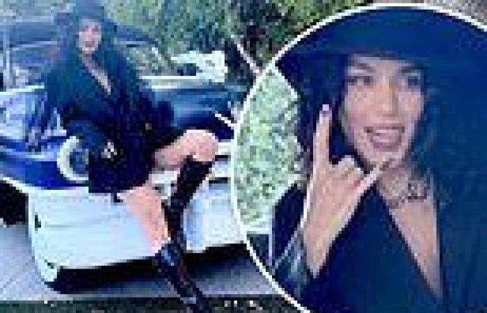 Wednesday 23 November 2022 11:02 PM Vanessa Hudgens shows off her legs in an oversized blazer and knee-high ... trends now
