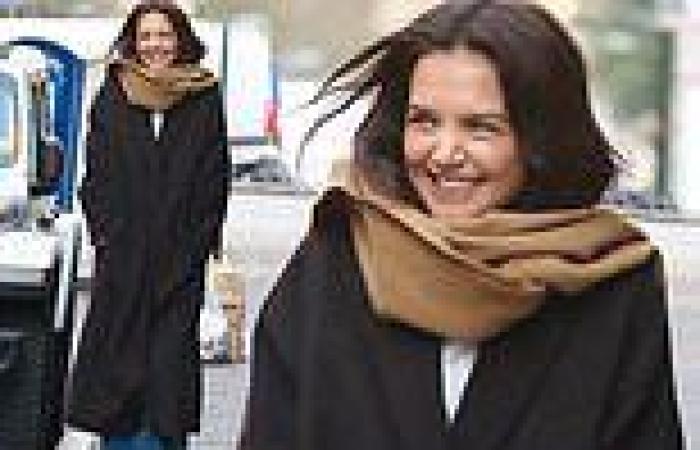 Wednesday 23 November 2022 01:17 AM Katie Holmes bundles up for a stroll in New York City... after announcing her ... trends now