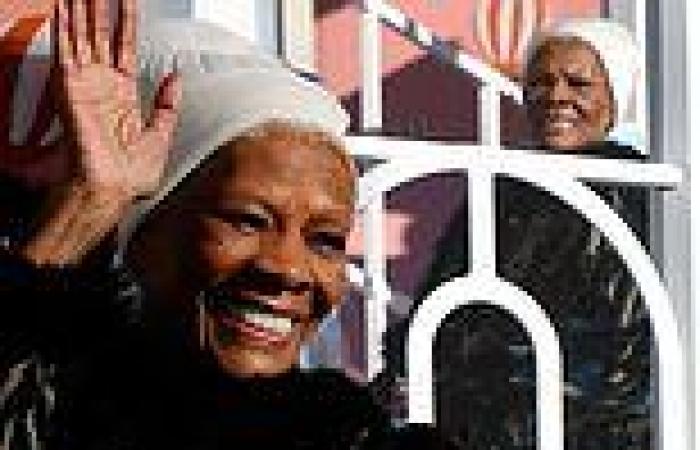 Thursday 24 November 2022 10:53 PM Macy's Thanksgiving Day Parade: Dionne Warwick, 81, makes a rare appearance trends now