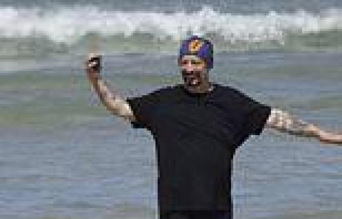 Friday 25 November 2022 11:56 AM Beaming Boy George snaps selfies on the beach in Australia trends now