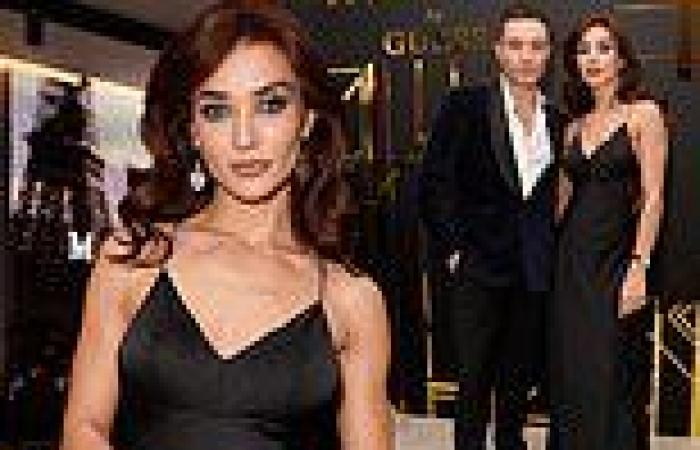 Friday 25 November 2022 06:50 AM Amy Jackson sizzles in a black gown as she cosies up to boyfriend Ed Westwick ... trends now