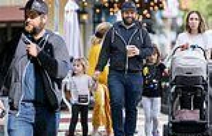 Saturday 26 November 2022 05:56 PM Jack Osbourne and his fiancee Aree Gearhart grab lunch with their kids in ... trends now