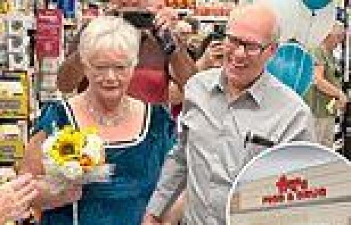 Sunday 27 November 2022 06:14 PM Elderly Arizona couple get married in grocery store where they first met trends now