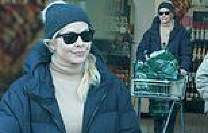 Sunday 27 November 2022 03:14 PM Holly Willoughby bundles up in a black padded jacket while out on a shopping ... trends now