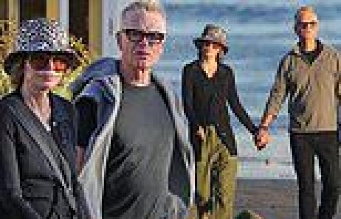 Sunday 27 November 2022 06:32 PM Lisa Rinna and husband Harry Hamlin stroll hand-in-hand on the beach in Santa ... trends now