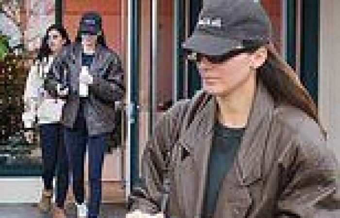 Kendall Jenner shows off model figure in leggings and sweatshirt while fueling ... trends now
