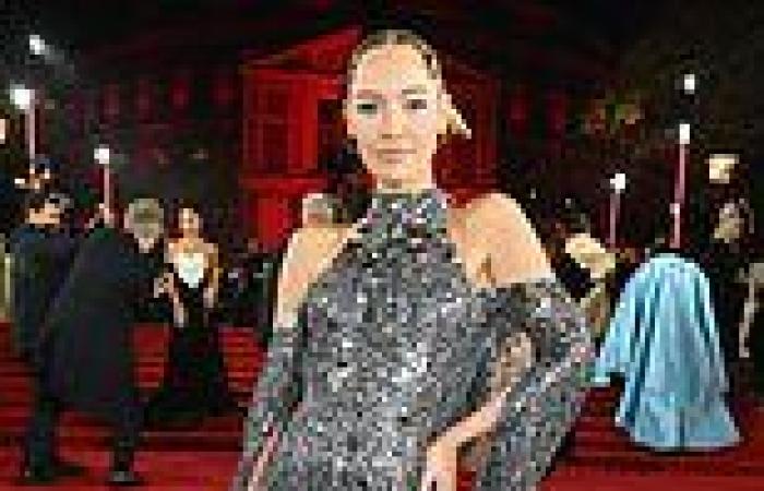 British Fashion Awards 2022: Roxy Horner looks stylish in a shimmering metallic ... trends now