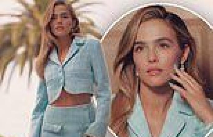 Zoey Deutch glows in Tiffany blue to celebrate the upcoming release of her new ... trends now