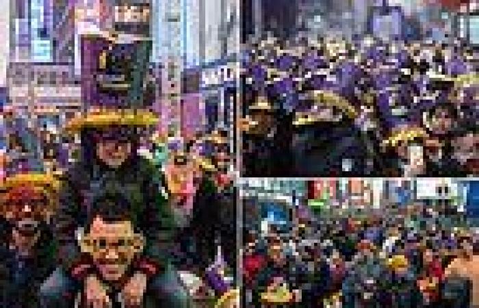 New Year's Eve 2022: Thousands flood Times Square to see in 2023 as US begins ... trends now