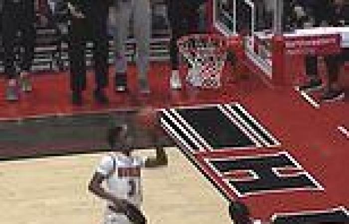 sport news Northern Illinois basketball player manages to score despite his trainer ... trends now