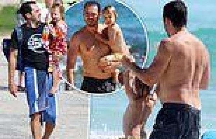 Sky News host Peter Stefanovic hits Bondi Beach with his son Oscar, two trends now