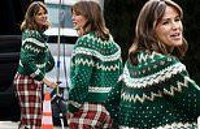 Jennifer Garner gets into the holiday spirit wearing a festive ensemble on the ... trends now