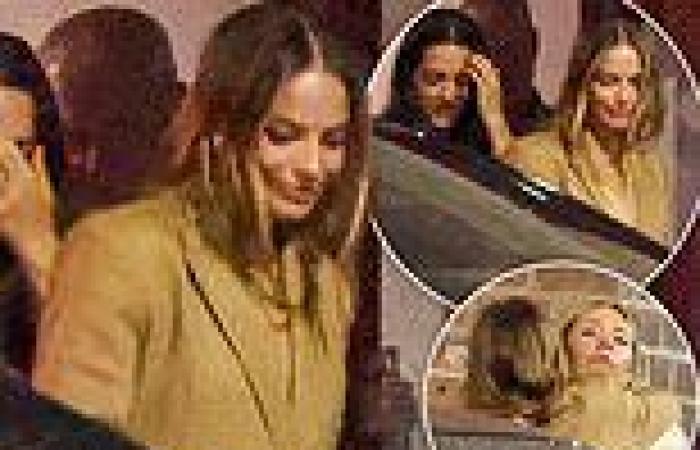 Margot Robbie hangs out with her old school friends in Surry Hills trends now