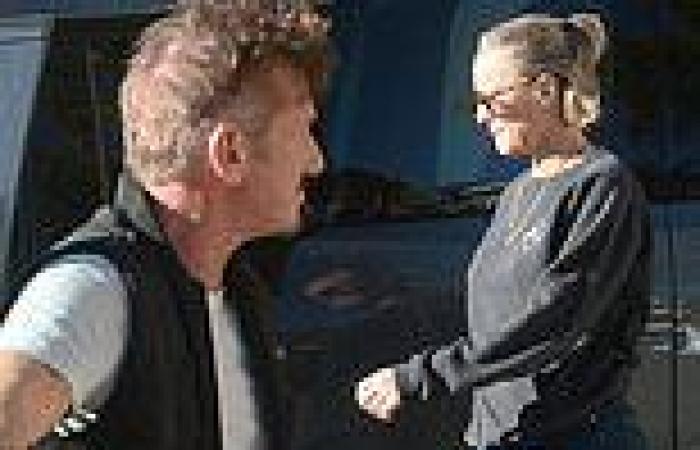Sean Penn and ex-wife Robin Robin Wright exchange friendly smiles as they meet ... trends now