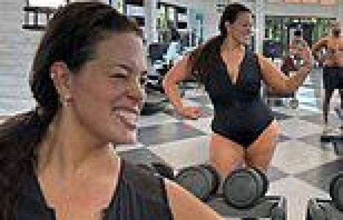 Ashley Graham flaunts her 'ripped' physique as she flexes in the mirror while ... trends now