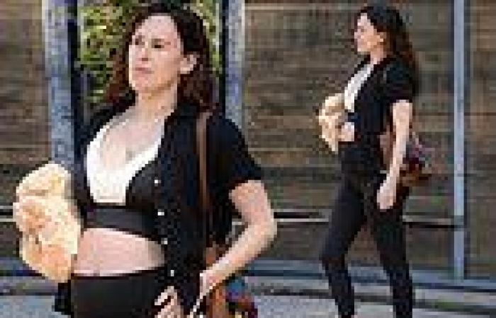 Rumer Willis unveils growing baby bump with a crop top and leggings while ... trends now