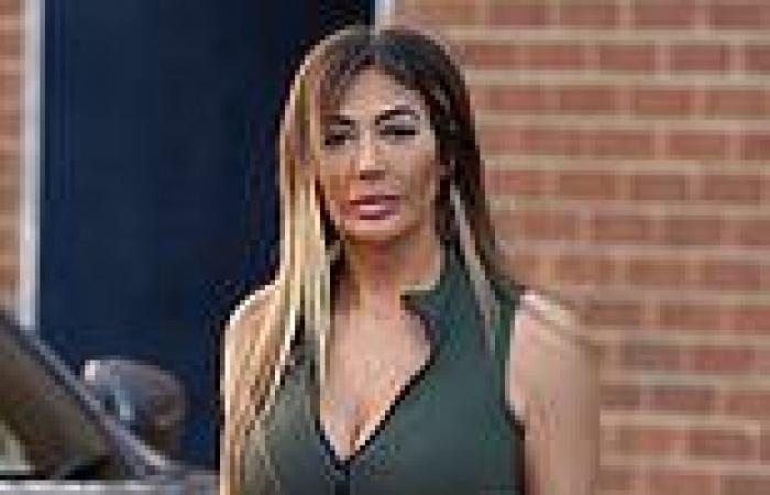 Chloe Ferry showcases her jaw-dropping figure in plunging green work out gear ... trends now