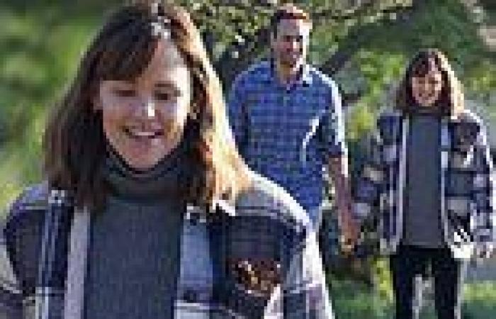 Jennifer Garner beams with happiness as she tenderly holds hands with boyfriend ... trends now