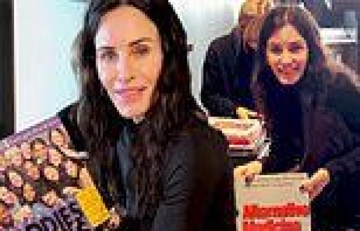 Courteney Cox re-organizes her bookshelf with the help of a friend after ... trends now
