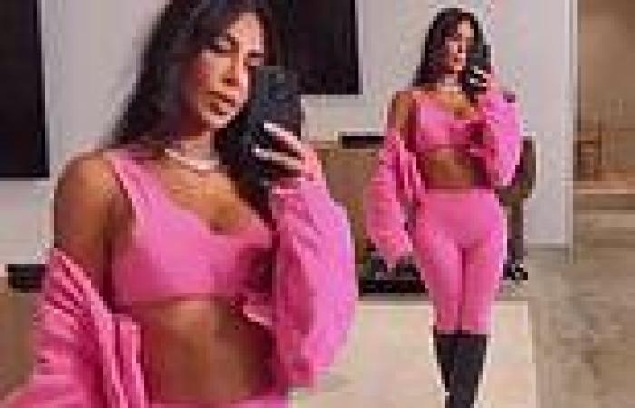 Kim Kardashian shows off her toned midriff in a pink co-ord as she debuts a new ... trends now