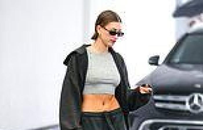 Hailey Bieber flashes her washboard abs in crop-top as she steps out in Los ... trends now