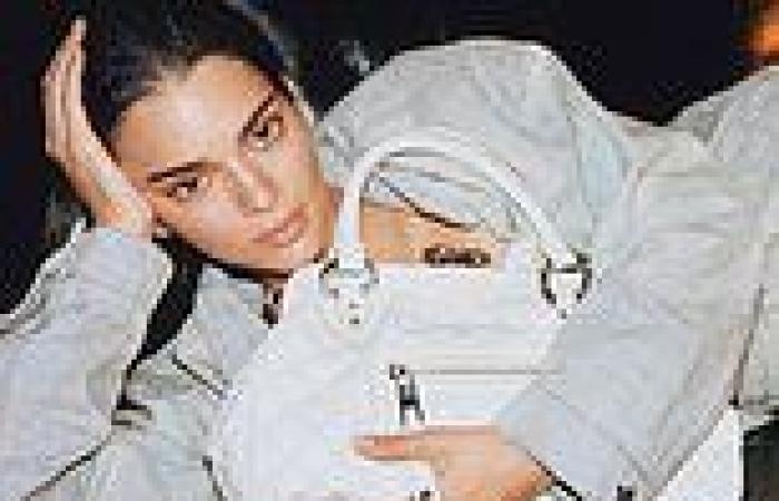 Kendall Jenner shows off natural beauty as she hugs a Marc Jacobs bag in new ... trends now
