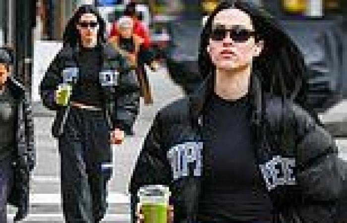 Amelia Gray Hamlin flashes a hint of her abs in sporty outfit as she treats ... trends now