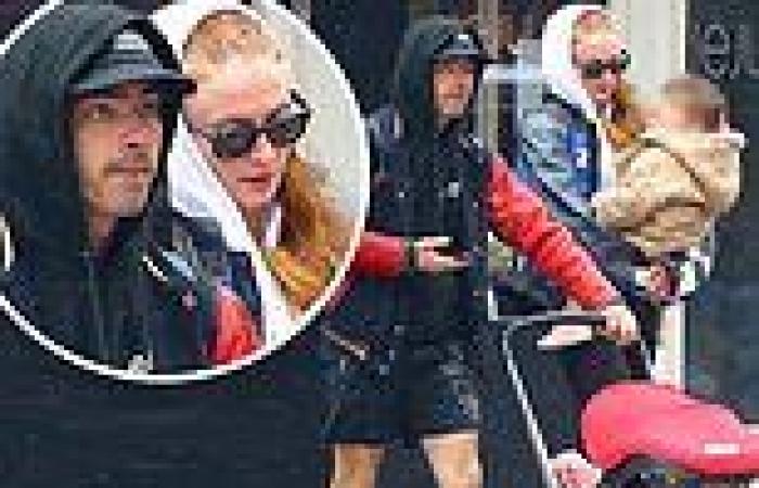 Joe Jonas and Sophie Turner step out with their two daughters in the rain in ... trends now