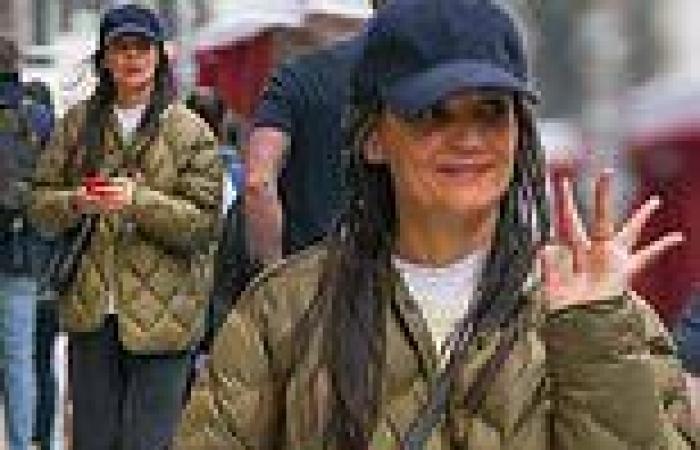 Katie Holmes looks cheerful on a stroll in NYC amid news her daughter Suri is ... trends now
