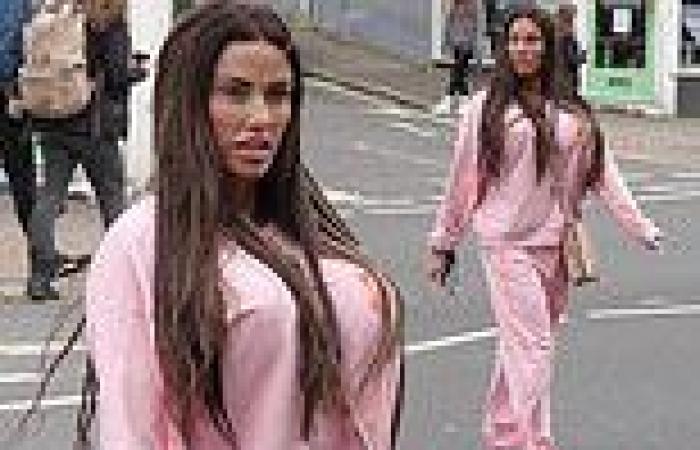 Katie Price slips into a pink tracksuit and fluffy slippers as she enjoys a ... trends now