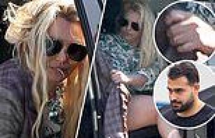 Britney Spears ditches her wedding ring days before Sam Asghari removed his band trends now