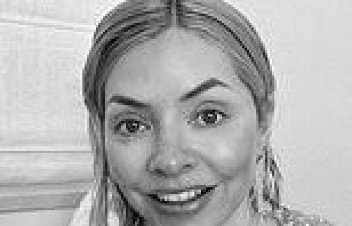 Makeup free Holly Willoughby shows off her fresh-faced complexion trends now