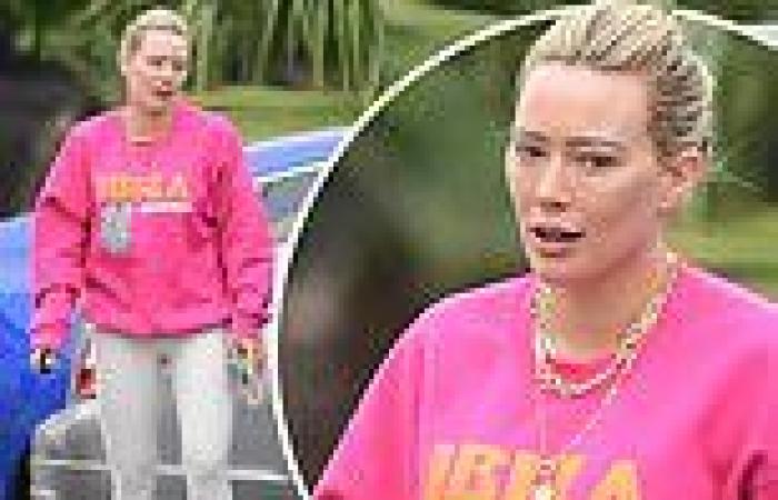 Hilary Duff is a makeup-free beauty as she stands out in a hot pink Ibiza ... trends now