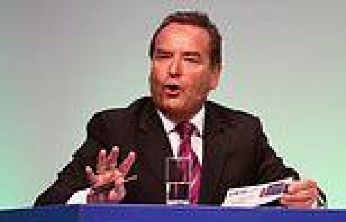 sport news Jeff Stelling bows out from Soccer Saturday and reveals he got a call at home ... trends now