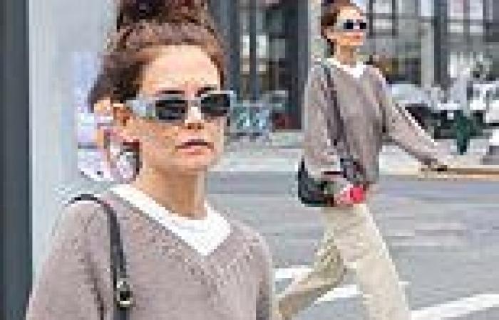 Katie Holmes stays comfortable in an oversized sweater and cargo pants while ... trends now