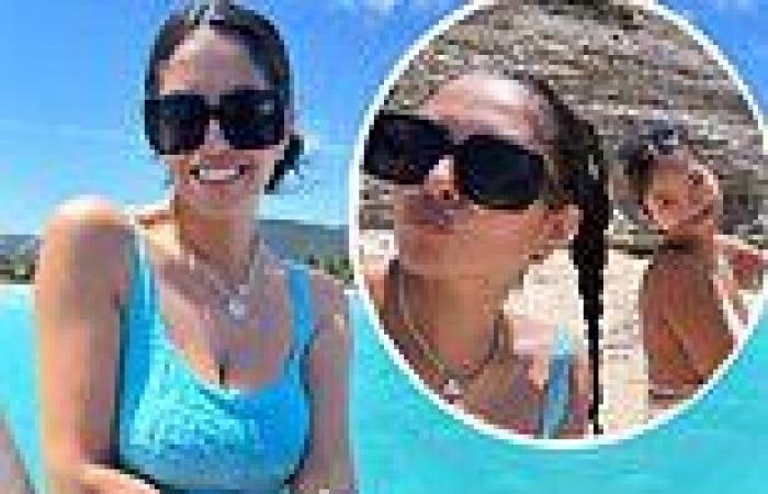 Vanessa Bryant is a bathing beauty in Versace swimsuit on vacation with ... trends now