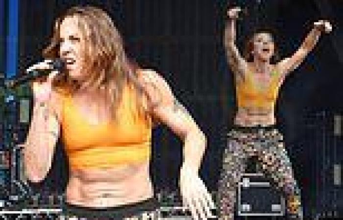 Melanie C lives up to her Sporty Spice name as she flaunts her washboard abs ... trends now