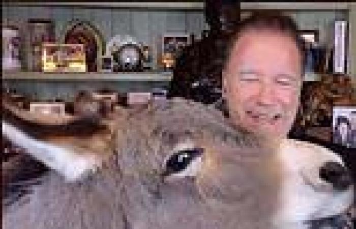 sport news Arnold Schwarzenegger bizarrely feeds a DONKEY on the ManningCast during ... trends now